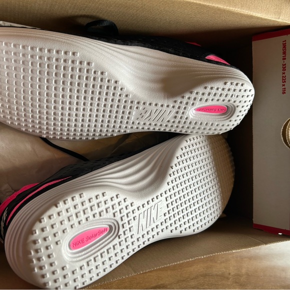 Nike Solarsoft Costa Low Running Shoes - Picture 4 of 5